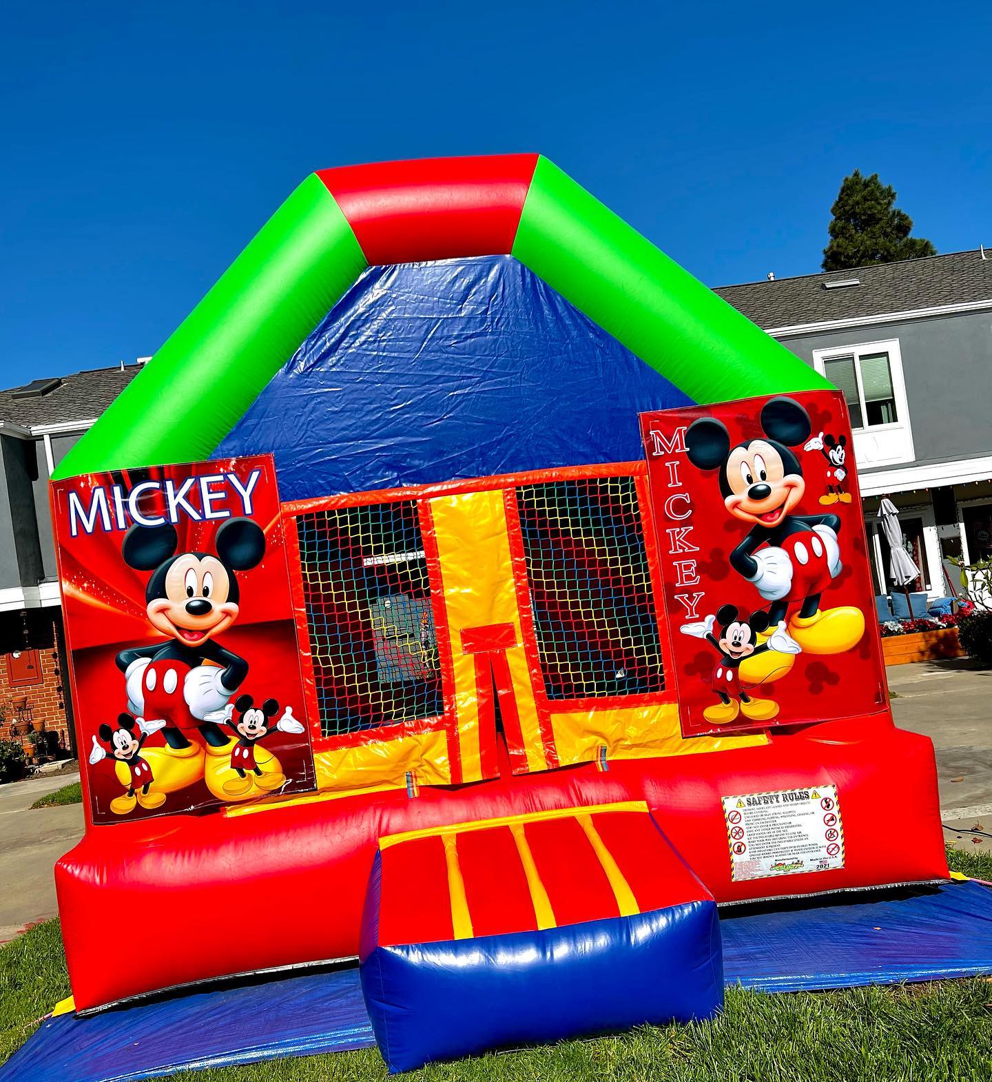 What Is The Best Bounce House Adults Service? thumbnail